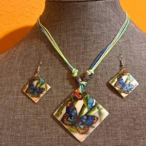 NEW Butterfly Print necklace and drop earrings 🦋🦋